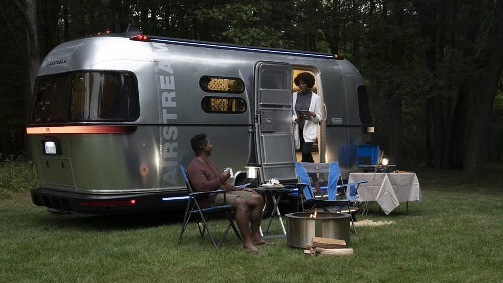 Το θρυλικό τροχόσπιτο Airstream της Αμερικής εξηλεκτρίζεται και εξελίσσεται για να μη χάσει το μέλλον...